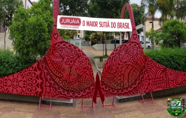 Maior-sutiã-do-Brasil-é-reformado-em-campanha-do-Outubro-Rosa-em-Juruaia,-MG